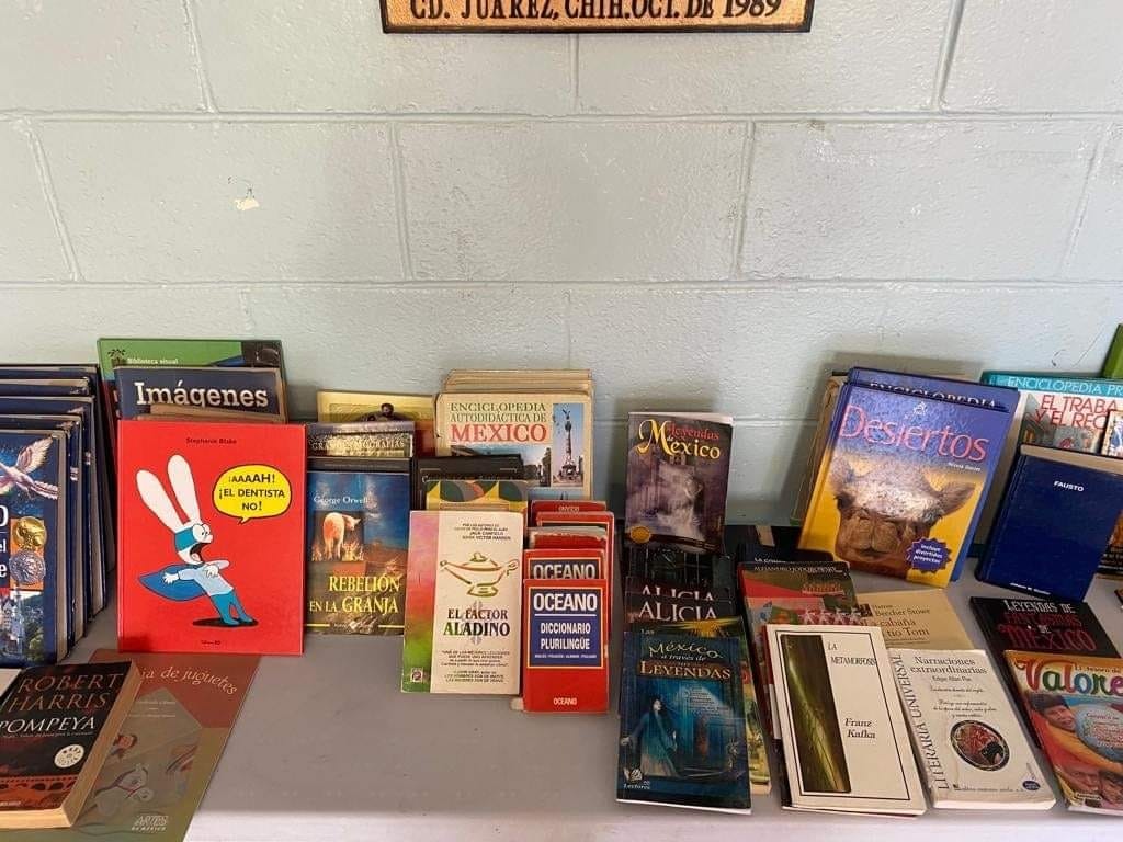 Recibe donación de libros Biblioteca para Migrantes