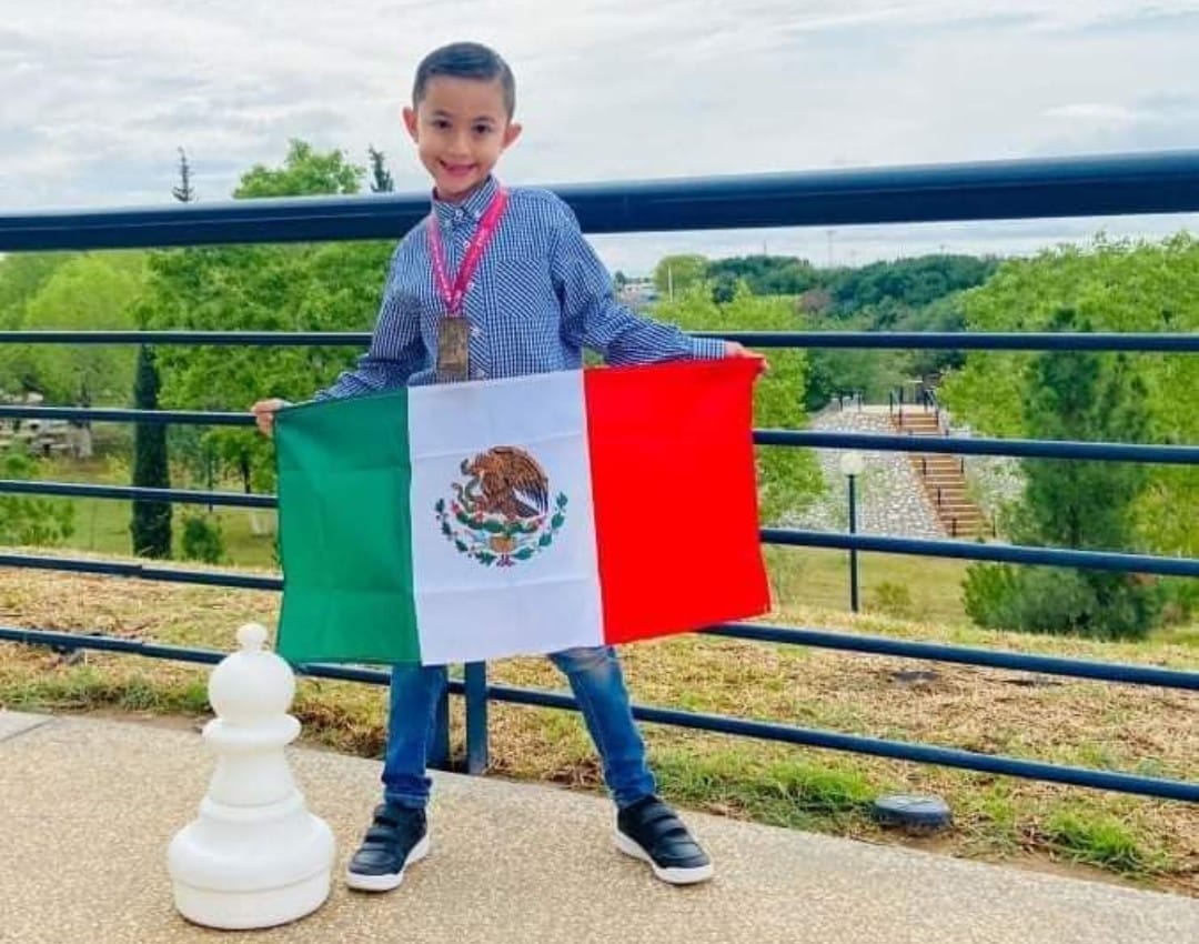 Vence ajedrecista juarense a campeón mundial colombiano