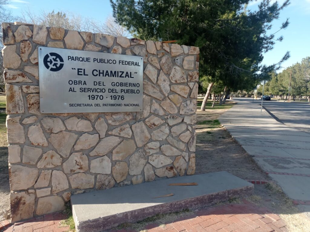 Placa del parque El Chamizal colocada durante la administración federal 1970-1976, en conmemoración de la entrega de los terrenos por parte de Estados Unidos a México. Foto/Angélica Villegas
