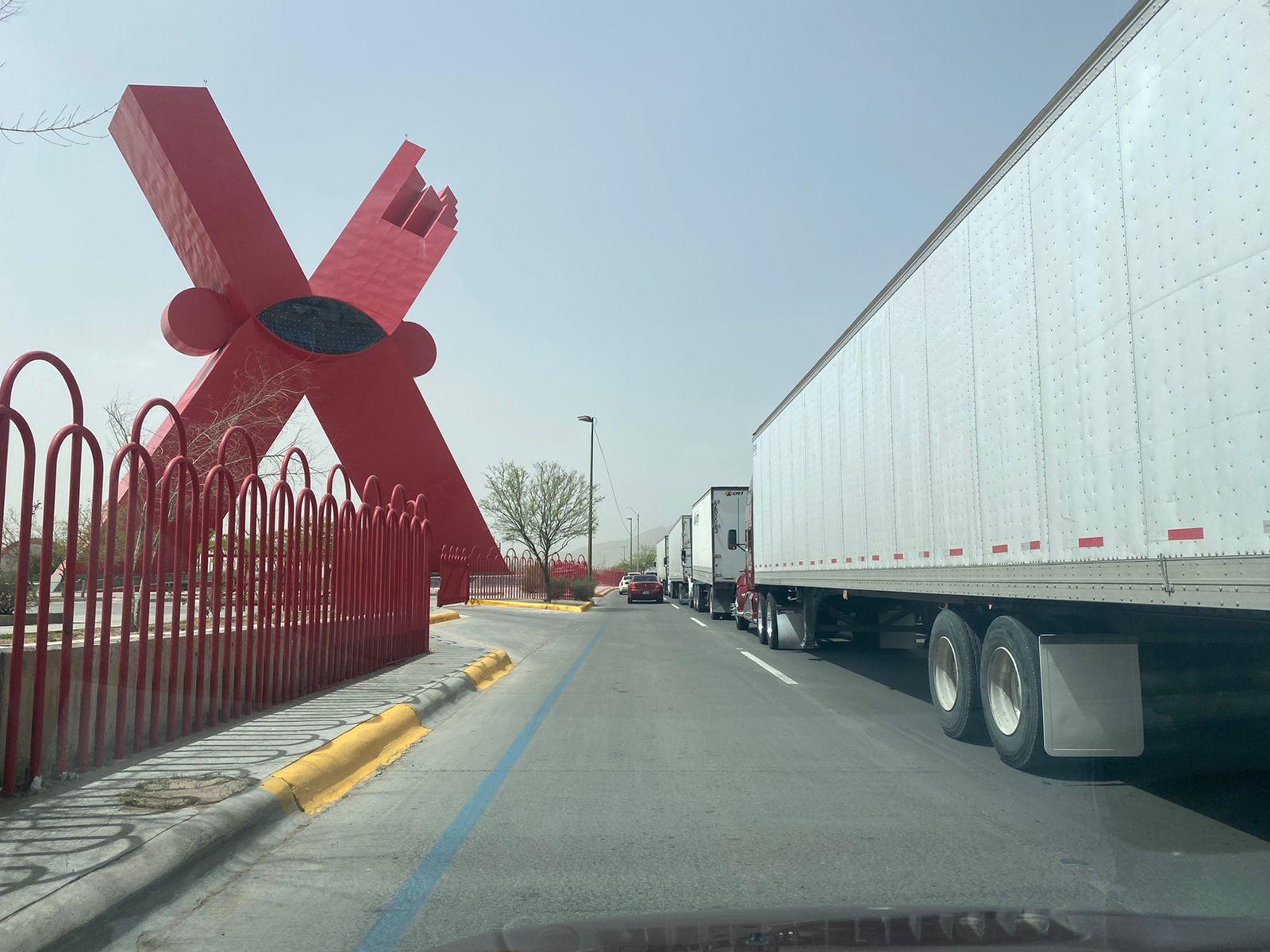 Pese a amenazas, seguirá flujo en fronteras