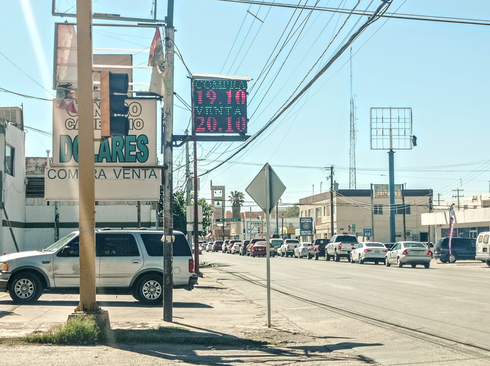 Continúa a la baja dólar, pese a expectativas