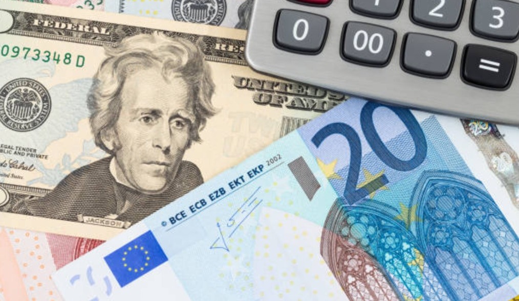 Dólar se posiciona en mercado mundial y se deprecia el euro