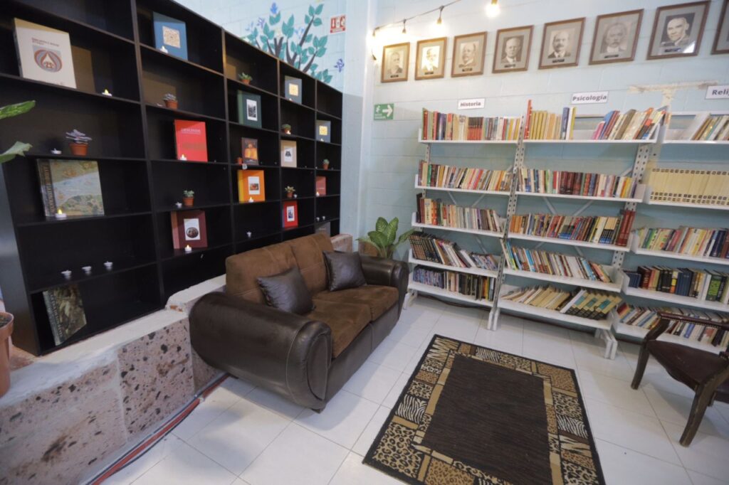 Esta biblioteca es la primera que funciona en el país para población migrante/Fotografía: Comunicación Social del Municipio 