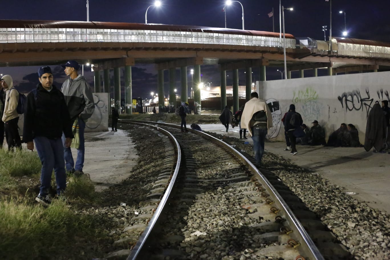 Trasladan a migrantes venezolanos a dos albergues locales