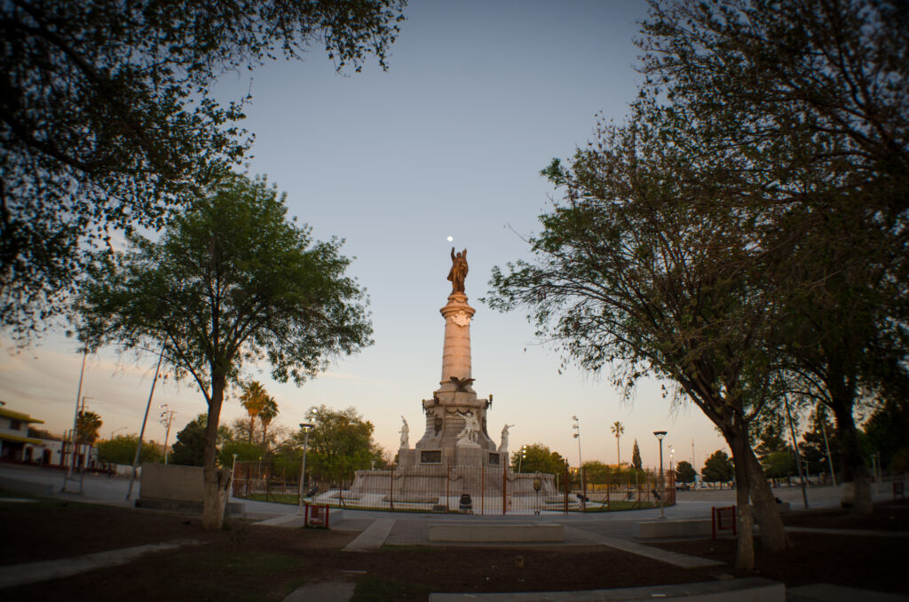 Monumento a Benito Juárez ubicado en la avenida Vicente Guerrero / Fotografía: Pepe Orozco 