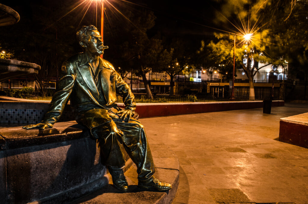 La estatua de Tin Tan se encuentra en una fuente de la Plaza de Armas en la zona Centro