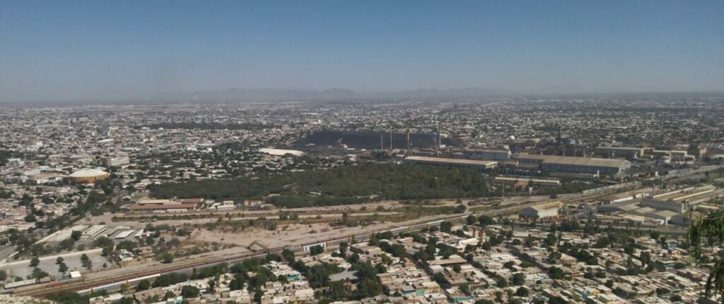 El cerro negro de Peñoles es uno de los elementos que salgan a la vista desde la vista aérea en Torreón. Foto: Heridas Abiertas.