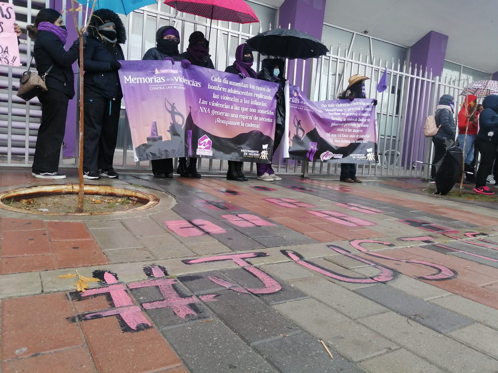 25N: Pese al frío, mujeres juarenses salen a marchar