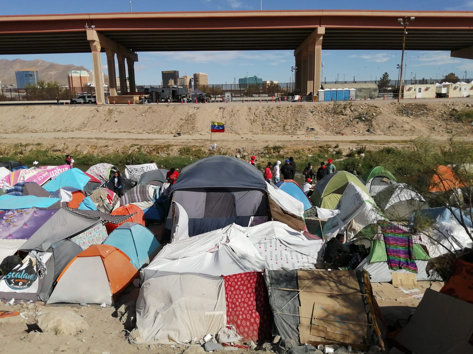 Alrededor de 500 migrantes venezolanos fueron desalojados del Río Bravo