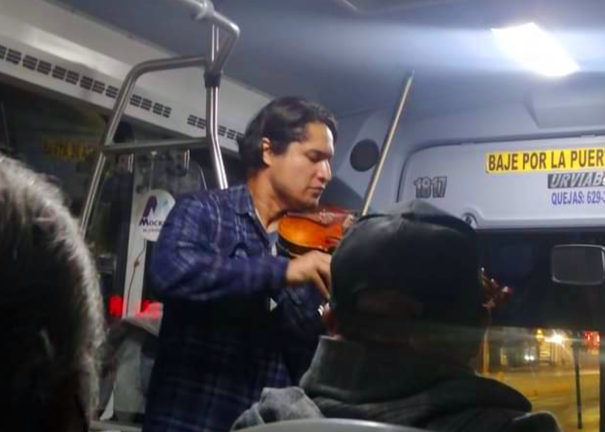 Sus armas son la música y el violín