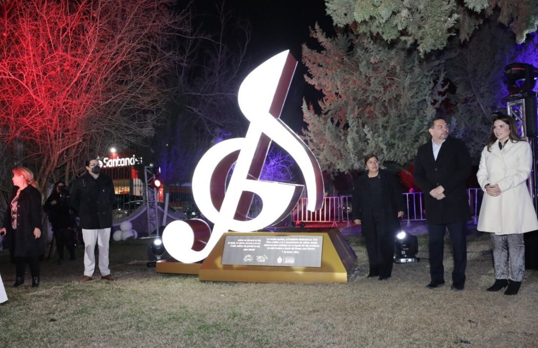 Develan estatua y comienzo de obras del museo de Juan Gabriel