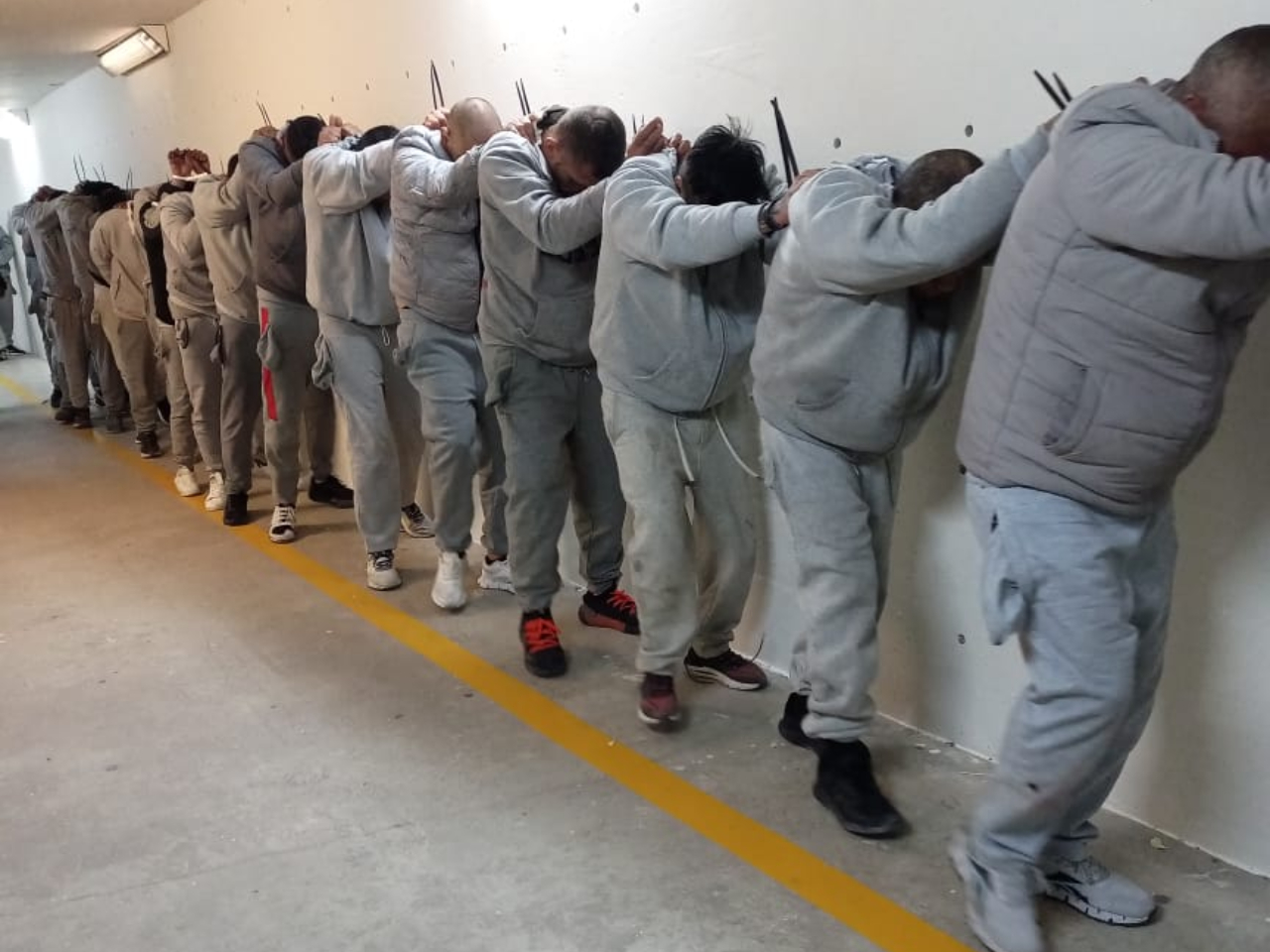 Realizan traslado de 191 reos del CERESO durante la madrugada