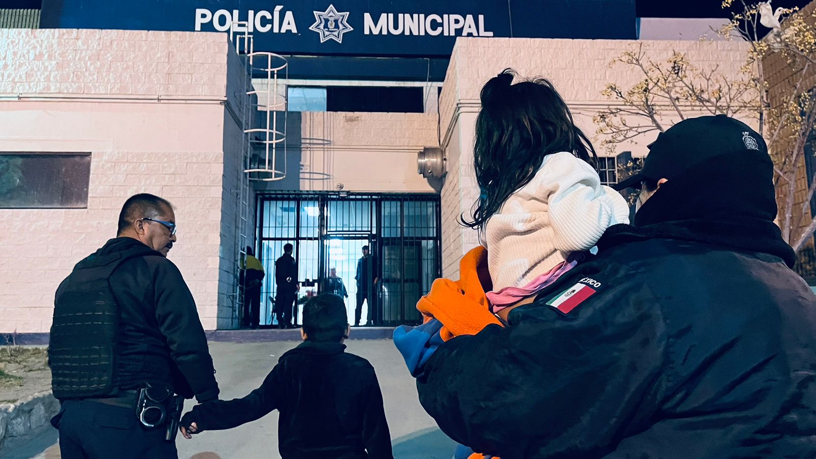 Abandonan a dos niños guatemaltecos en la vía pública