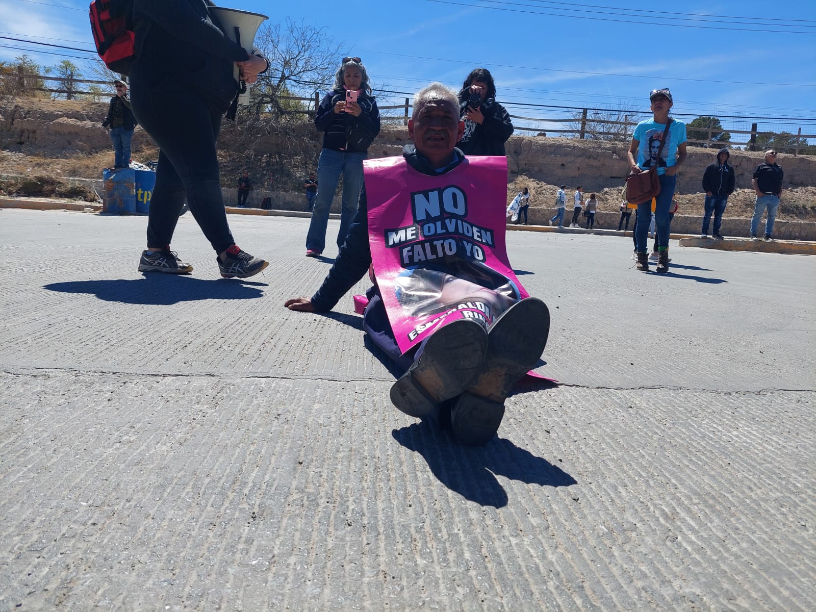 «No se arrodillen», reclama padre de joven desaparecida