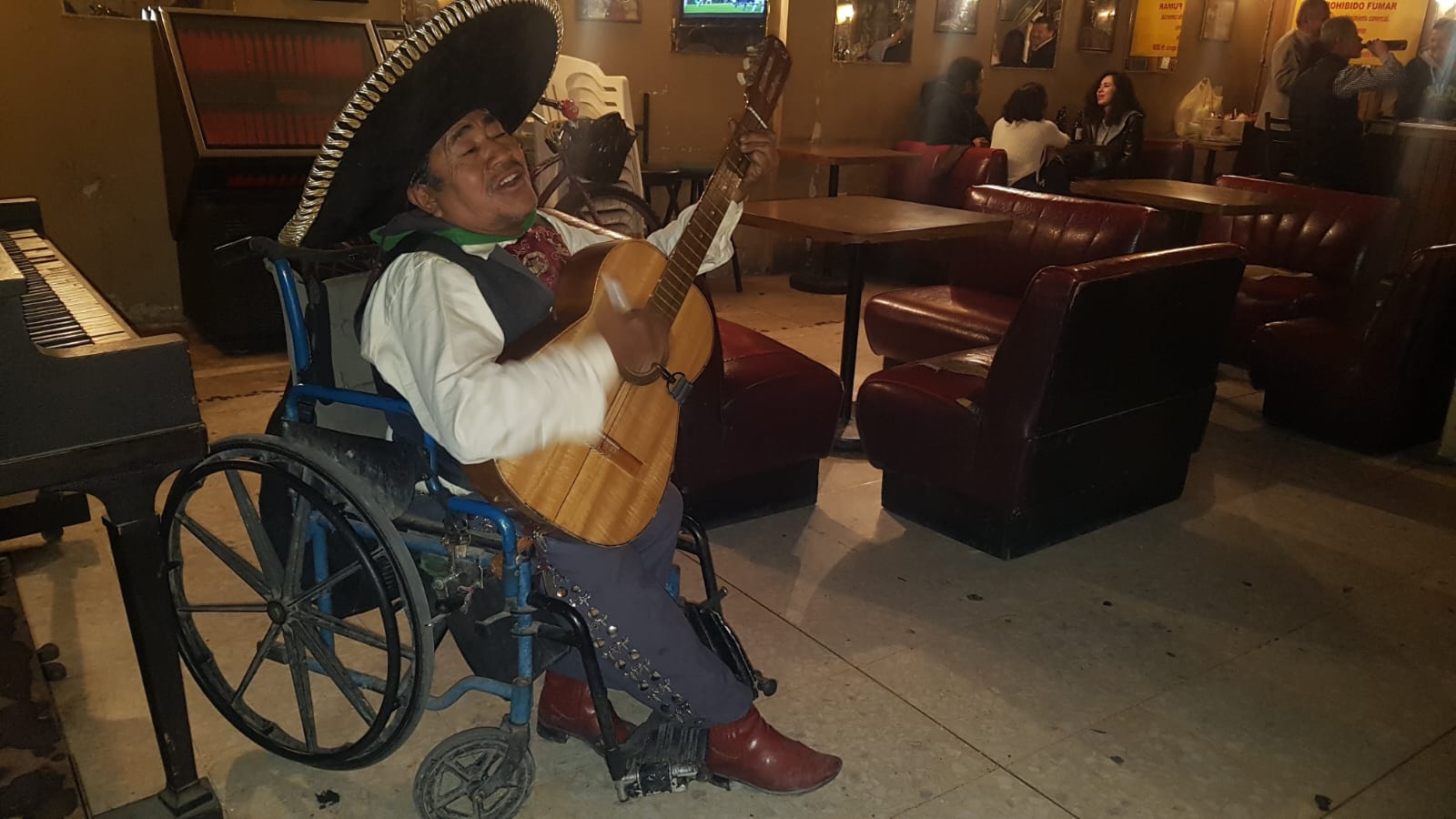 Deja que salga la luna