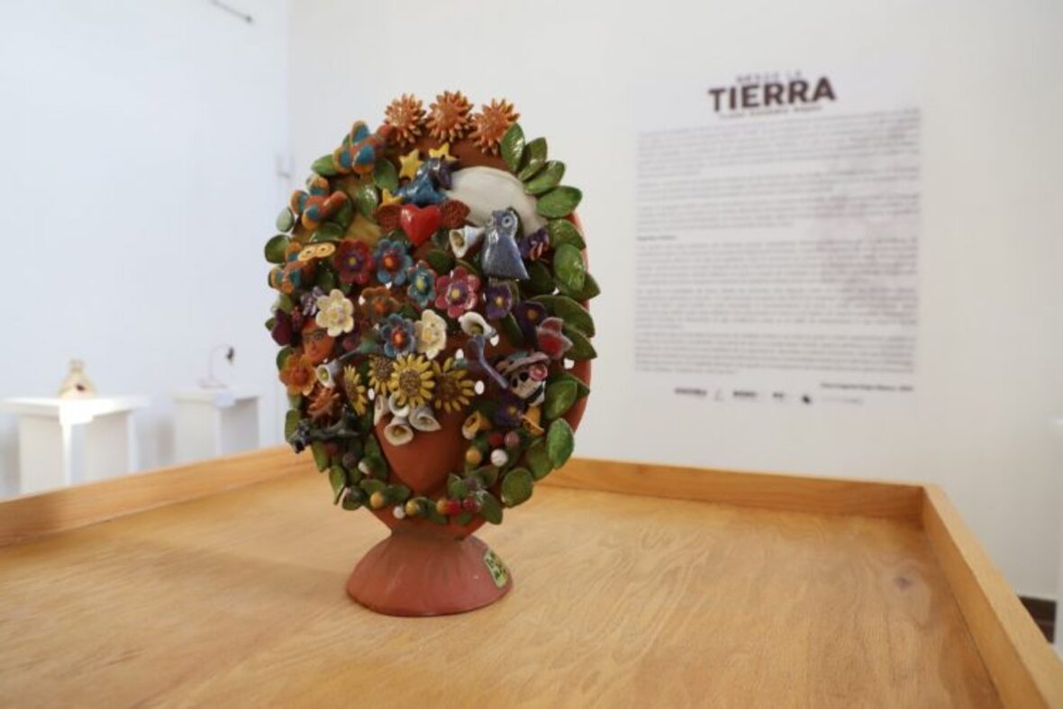 «Desde la tierra» la exposición que aborda la pérdida desde el barro