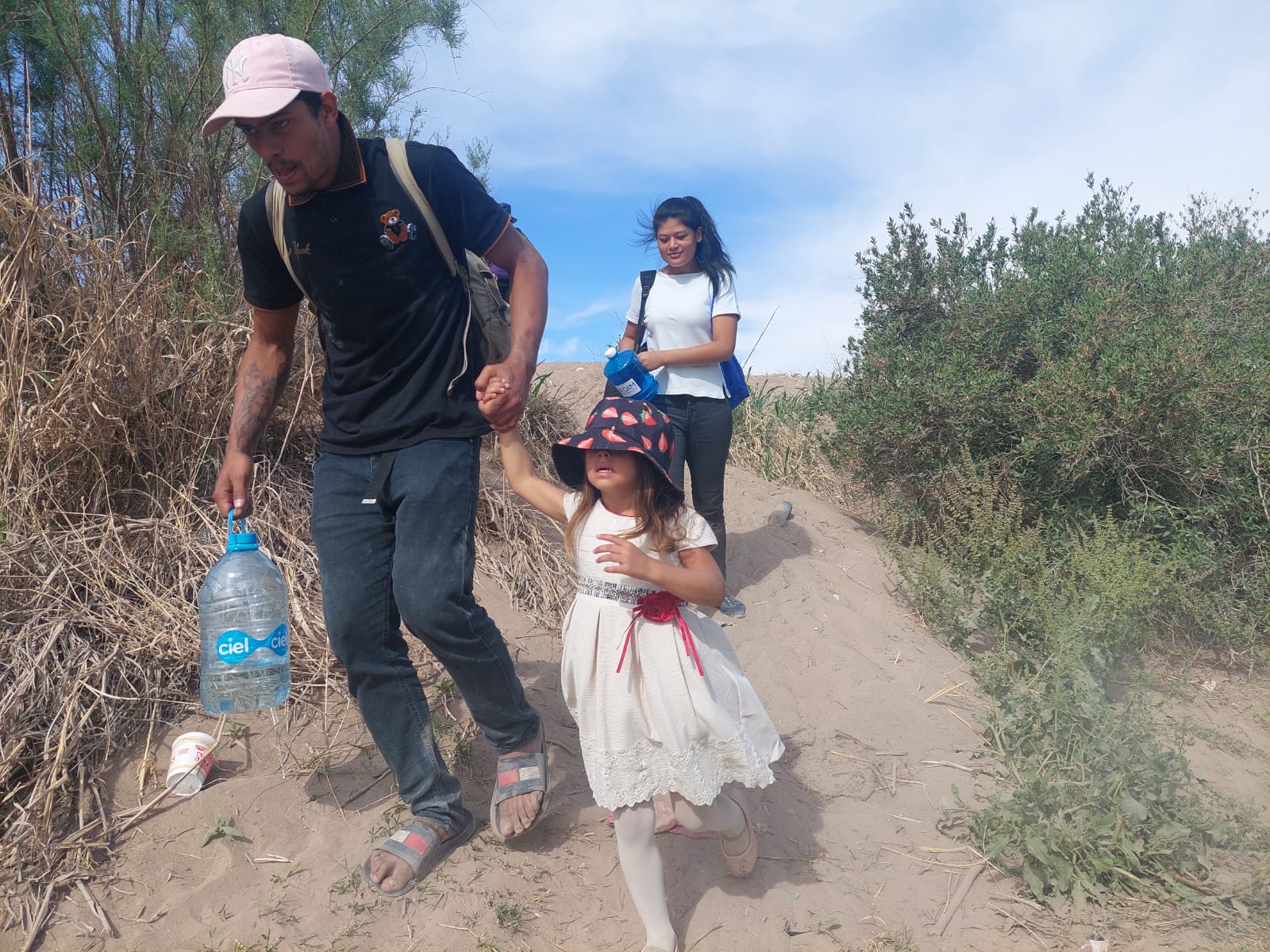 Miles de migrantes acuden a punto de revisión 36 por segundo día