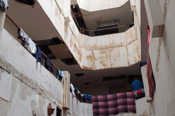 Desalojan a migrantes de Hotel de Luxe; Existe riesgo de incendio