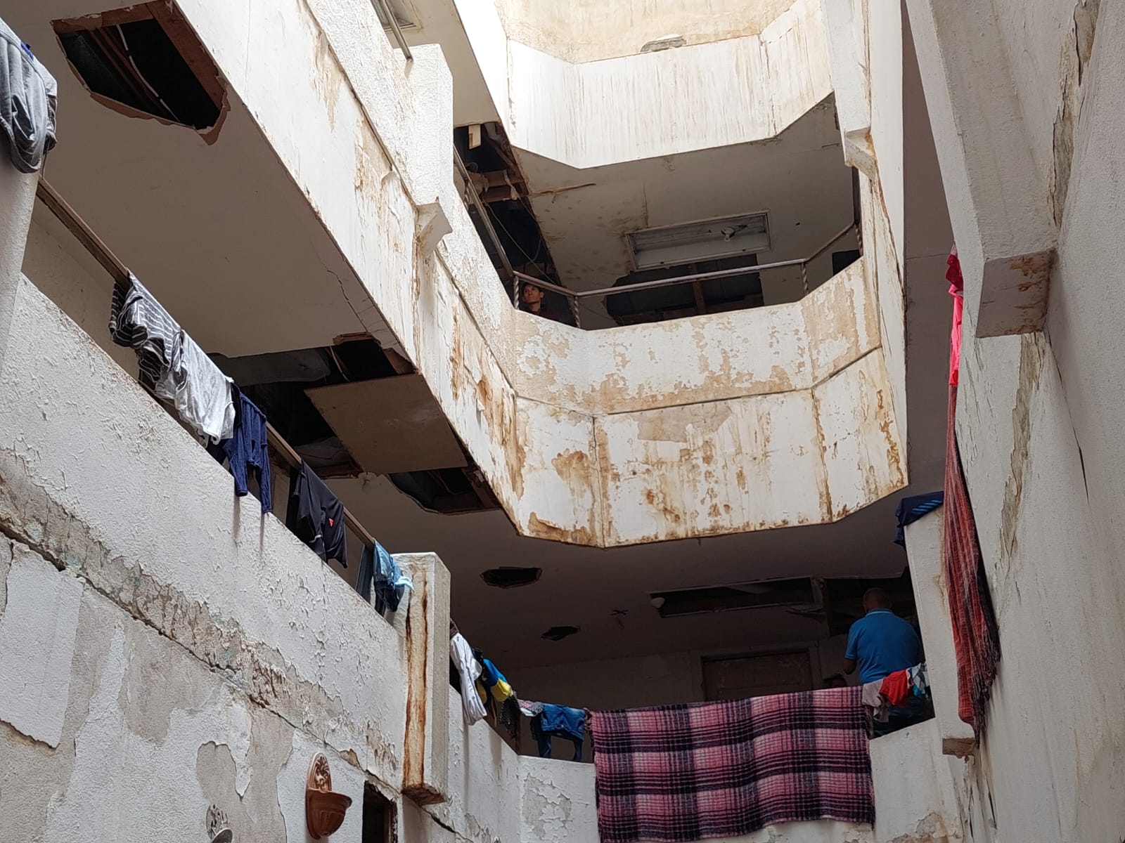 Desalojan a migrantes de Hotel de Luxe; Existe riesgo de incendio