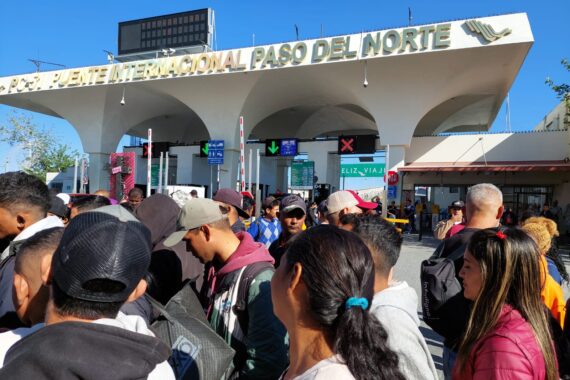 Migrantes “toman” Puente Internacional Paso del Norte