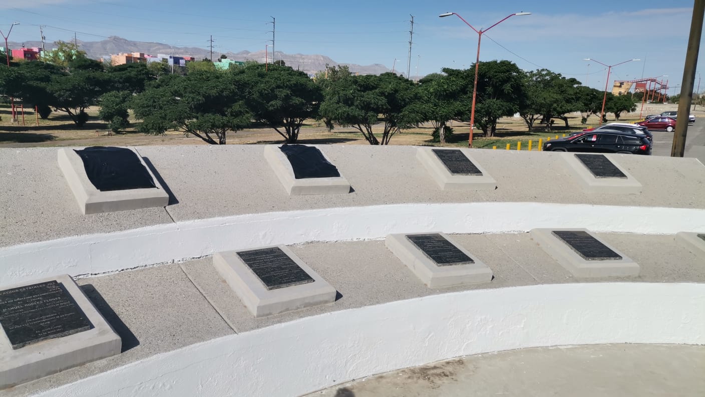 Develan placas de maestros ilustres