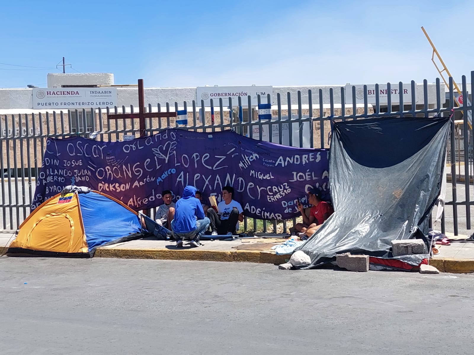Desolado campamento frente a Presidencia