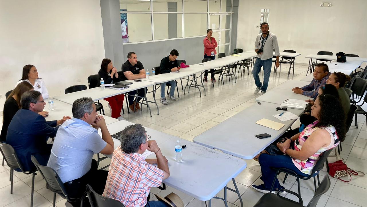 Recaban animalistas 3800 firmas para solicitar mejor calidad de vida de jirafa en Parque Central