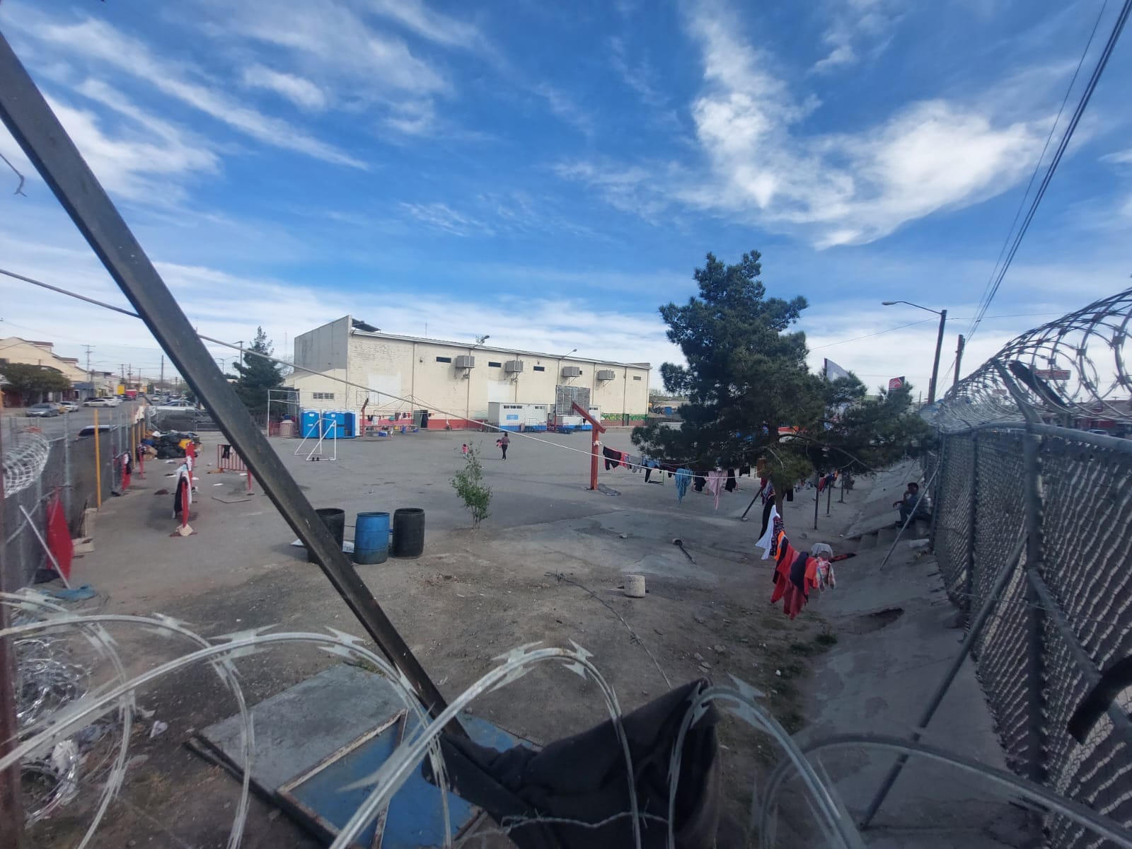 Traslada Municipio a más de 100 migrantes a albergue Kiki Romero