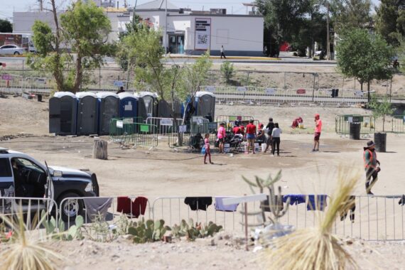 Manifiestan enojo, frustración e impotencia en campamento migrante