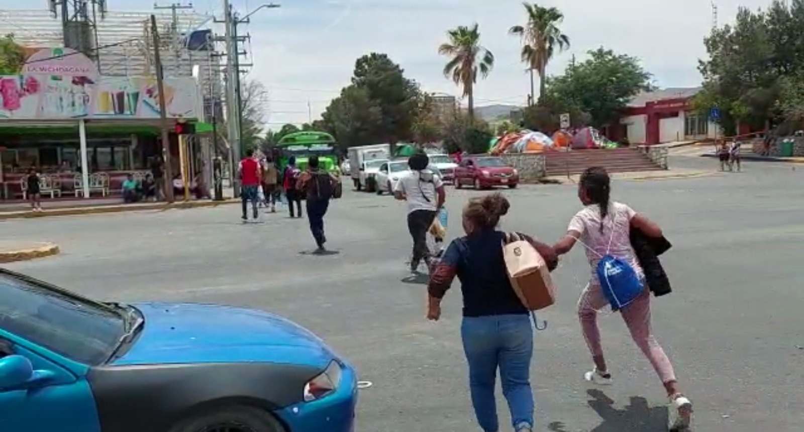 Migrantes abandonan campamento y refugios para entregarse al CBP