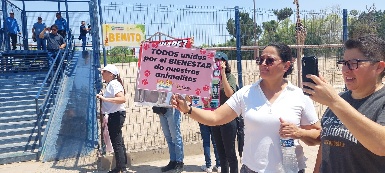 Marchan activistas por los derechos de los animales