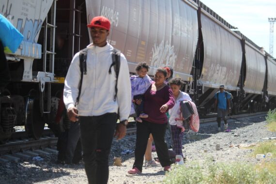 Arriban cerca de 500 migrantes por tren a Ciudad Juárez