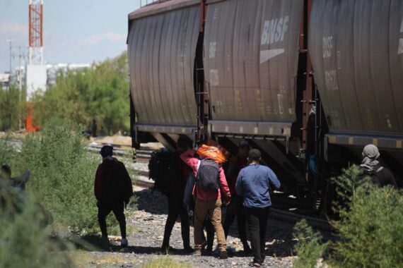 More than 1,000 migrants stranded between Juárez and Chihuahua by Ferromex