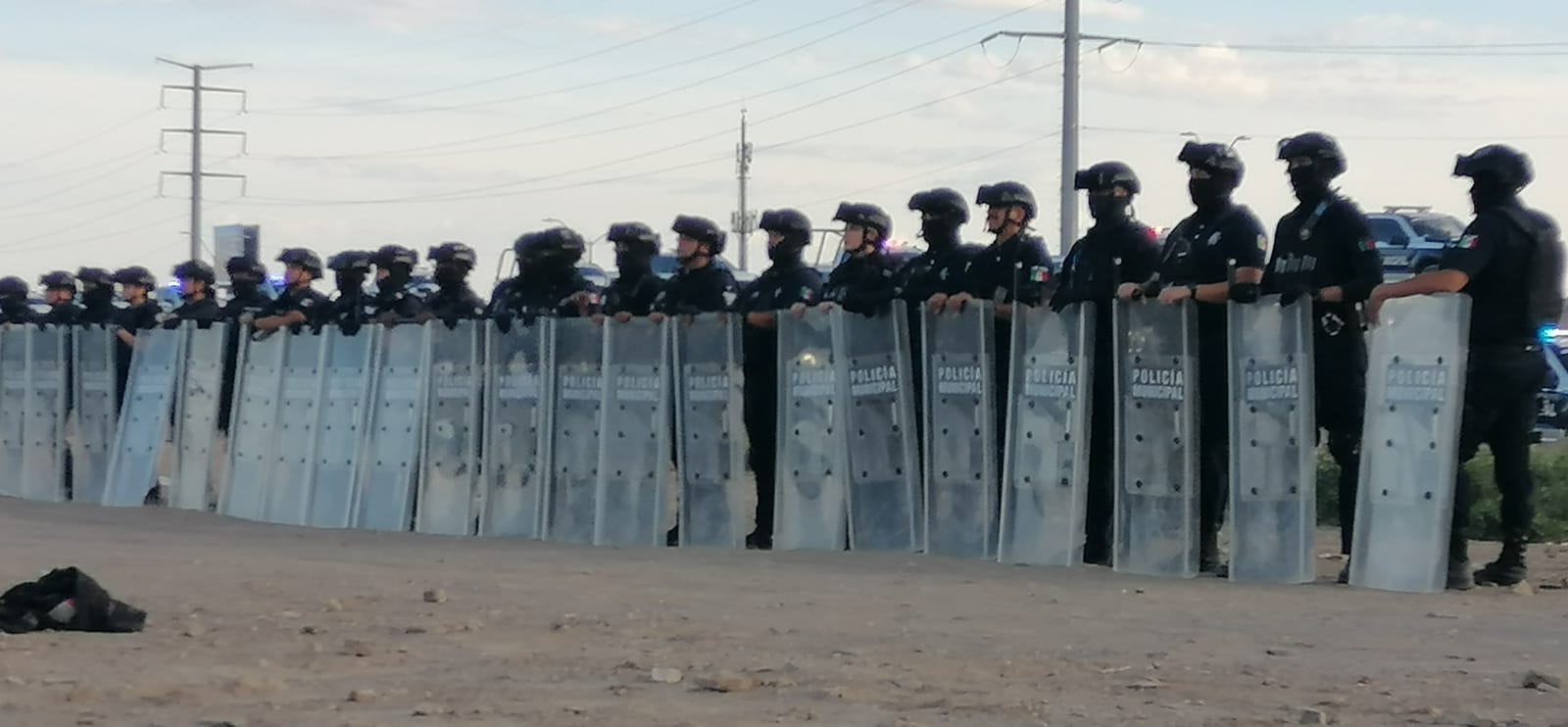 Despliegan operativo en el bordo tras arribo masivo de migrantes