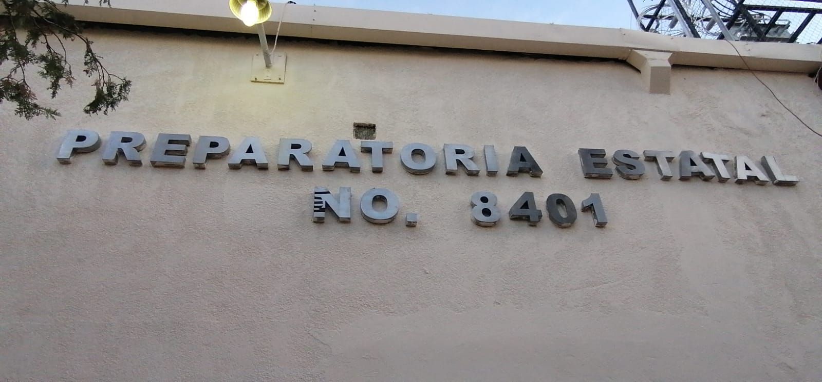 Preparatoria 8401 en crisis: sin luz y aulas en riesgo de colapso