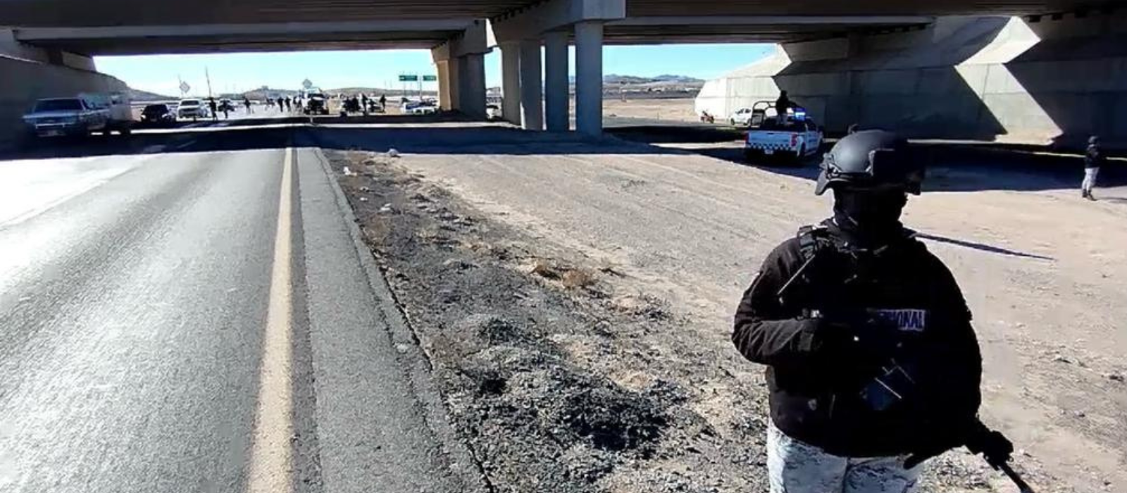 Drug «delinquents» seize drugs and leave two banners behind