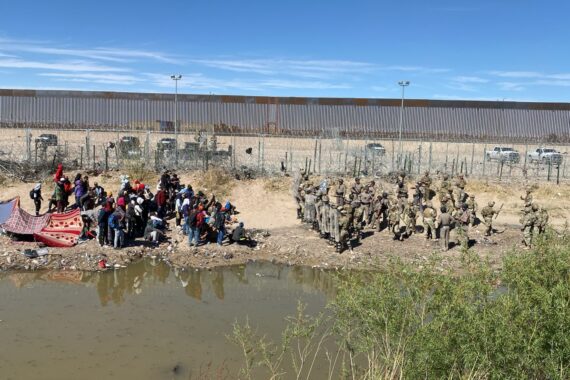Antimotines de Texas desalojan a migrantes de Río Bravo