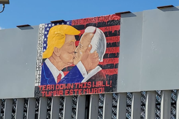Regresa la icónica obra “El Beso de Trump y Biden” al muro fronterizo en Tijuana