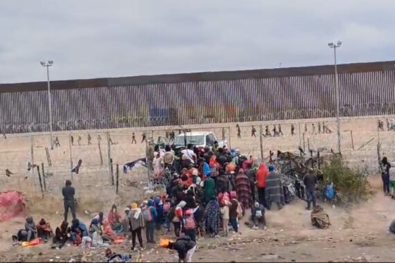 Migrantes cruzan la frontera de manera masiva