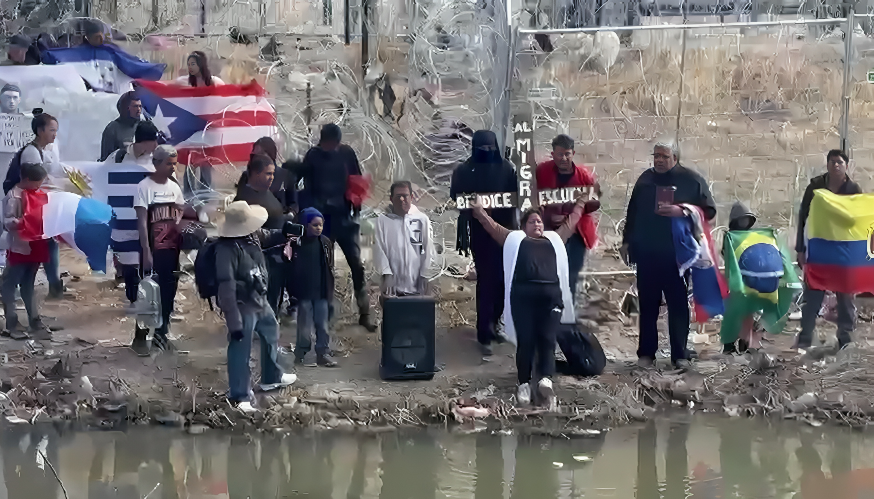 Migrantes realizan Viacrucis en Puerta 36