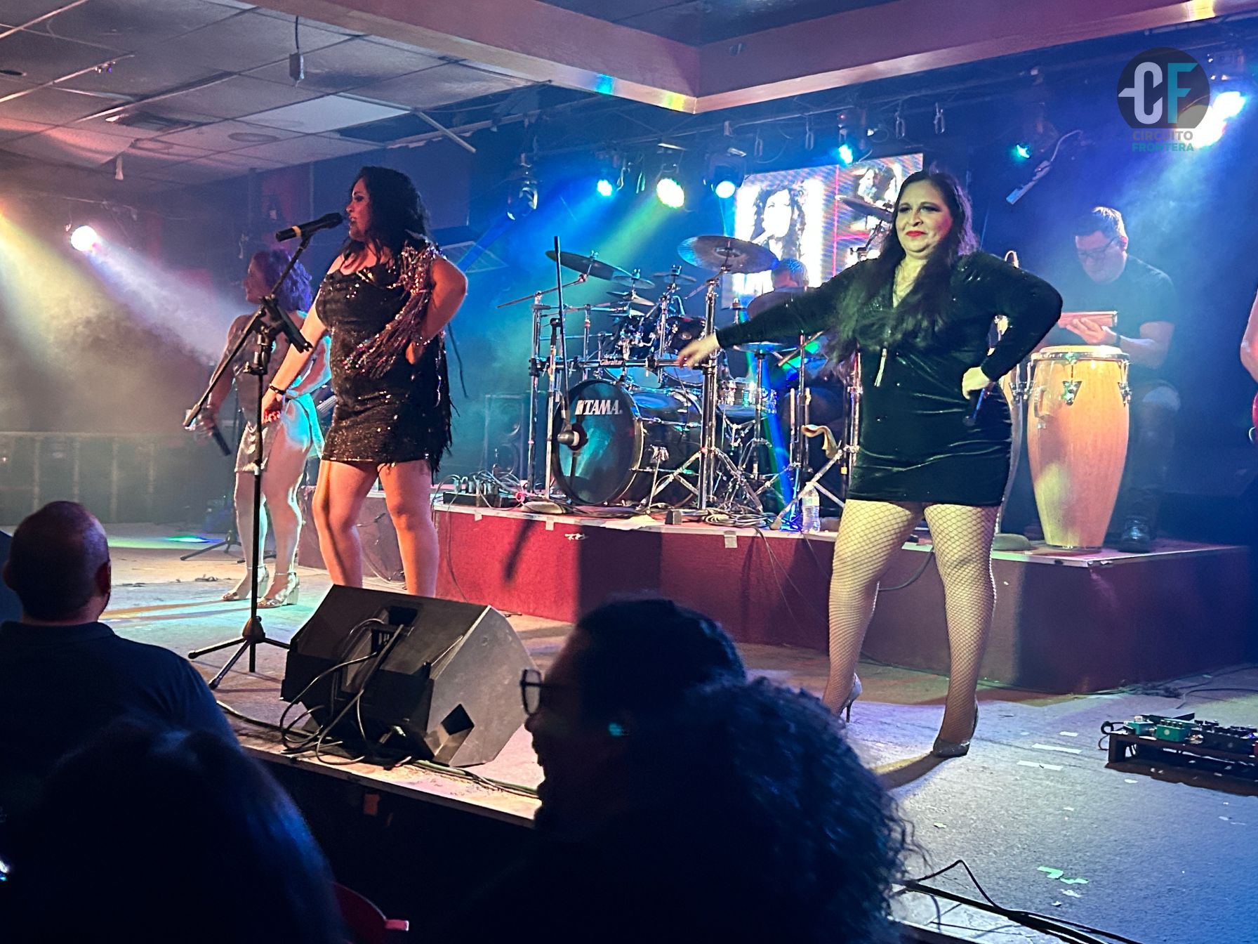 Tres voces fronterizas interpretan «Queens of Rock»