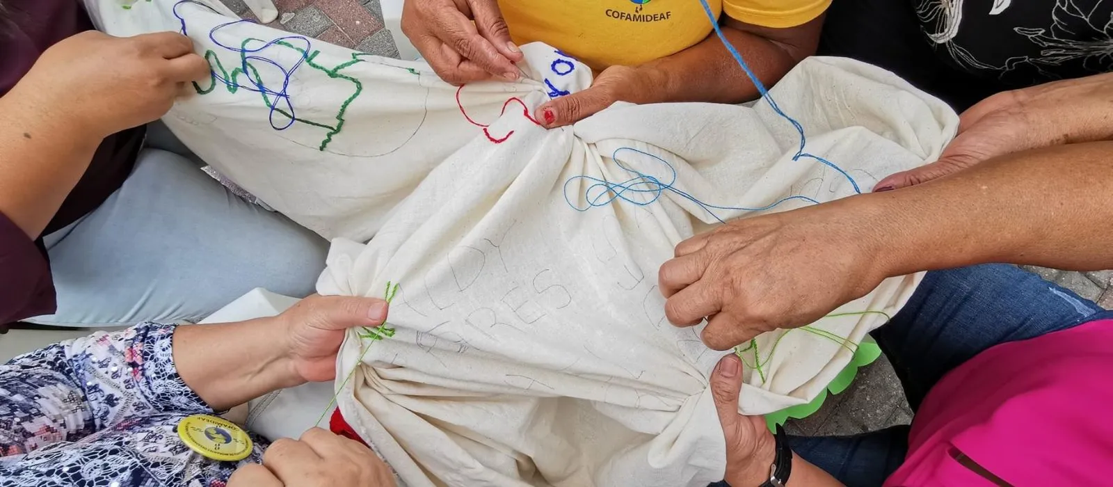 Recuerdan con Manta de la Memoria a migrantes ausentes