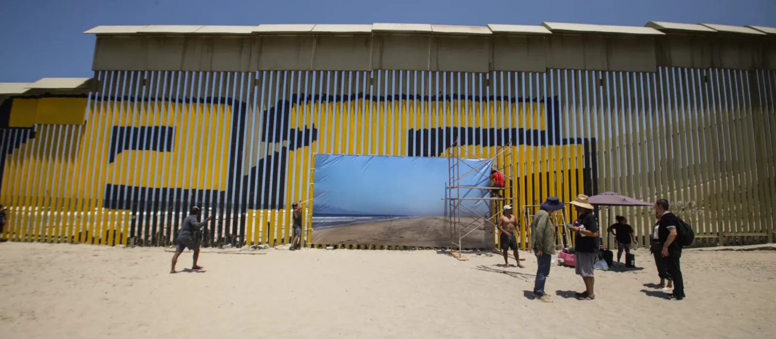 “Imaginar el espacio sin muro”, el propósito de una pieza artística instalada en playas de Tijuana