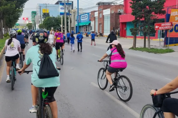 Mujeres salen en bici para exigir calles seguras en Saltillo