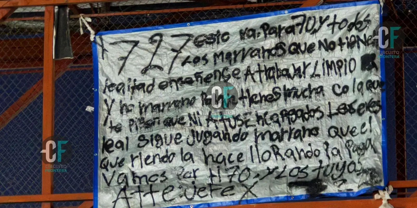 Colocan manta y corona fúnebre con mensajes amenazantes