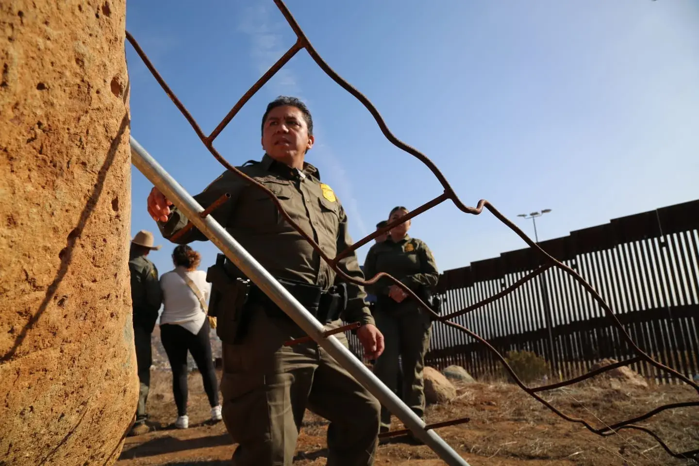 Trampa mortal al usar escaleras «hechizas» para escalar el muro