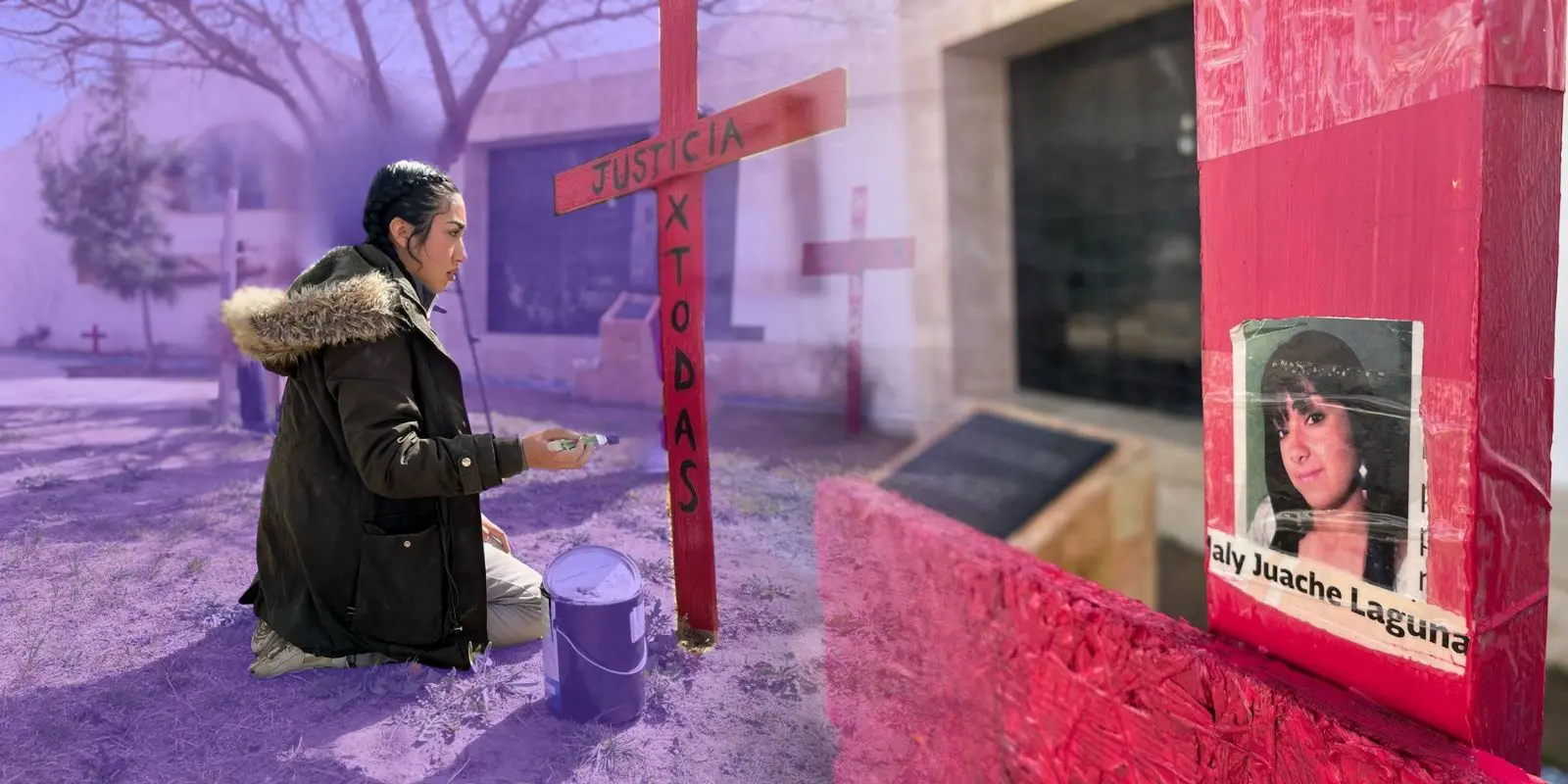 Madres pintan cruces en memoria de mujeres asesinadas