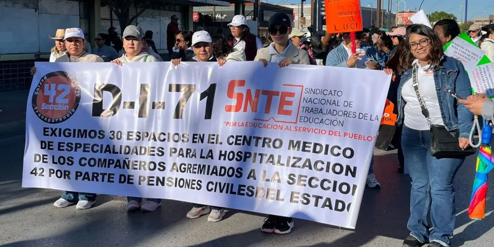 Protestan cientos de maestros en la entidad por mejor salario