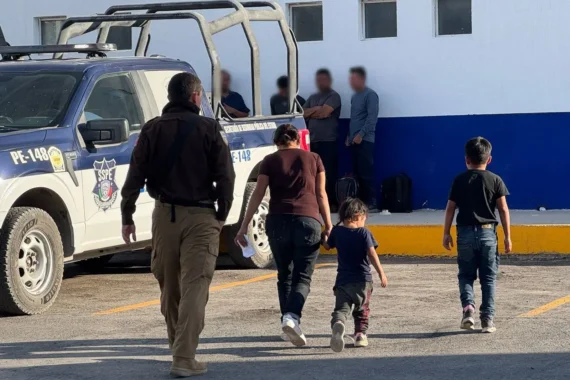 Rescatan a 28 migrantes en el Valle de Juárez; Había 4 menores