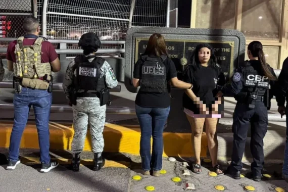 Detienen en Juárez a estadounidense buscada por tráfico de migrantes